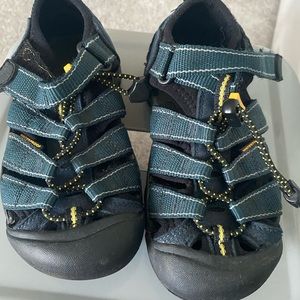 Never WORN KEEN BOYS SHOES